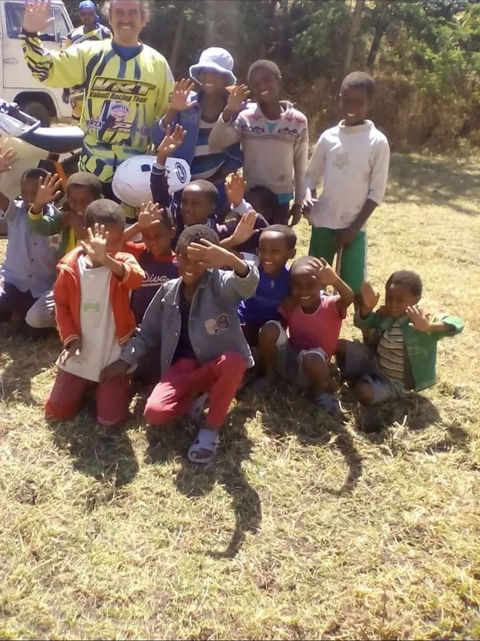 Oreste Valenti con un gruppo di bambini in Etiopia