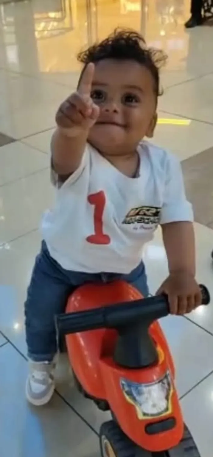 Nathan Valenti, bambino con la maglia VRT numero 1 sulla sua prima moto