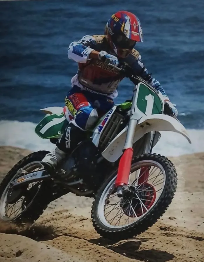 Oreste Valenti con il numero 1 sulla sabbia
