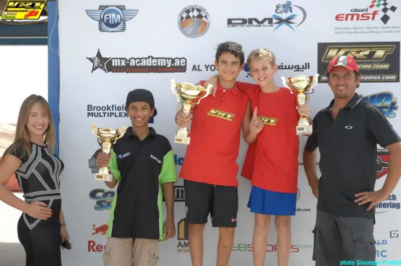 Keving Valenti sul podio negli Emirati con il trofeo