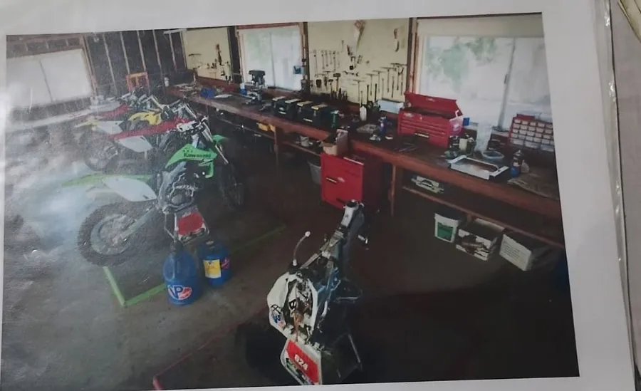 L'officina con le moto da cross e i banchi di lavoro