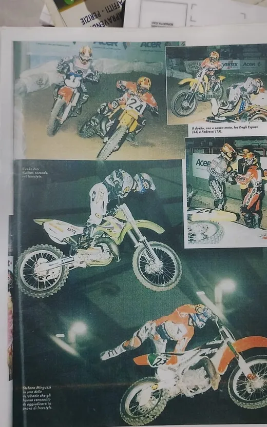 Pagina di giornale con foto di piloti in volo