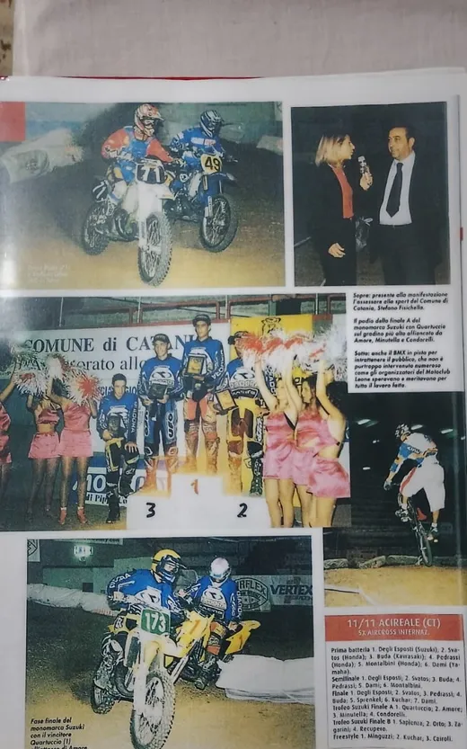 Pagina di giornale con il podio di una gara di supercross