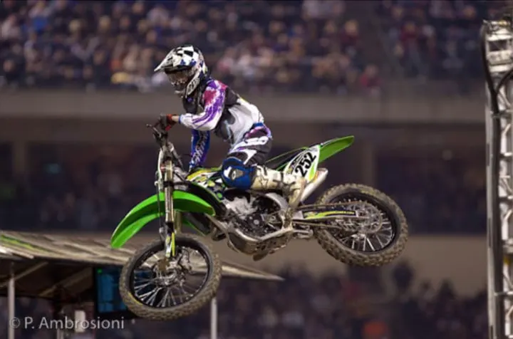 Justin Keeney in volo sulla Kawasaki dell'Italianteam nello stadio