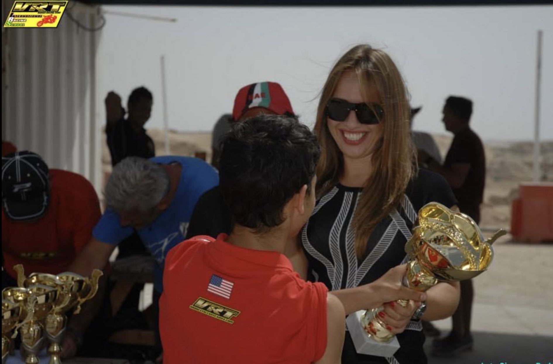 Olga · assistente personale di Oreste Valenti · consegna la coppa a Keving · Dubai MX 2014